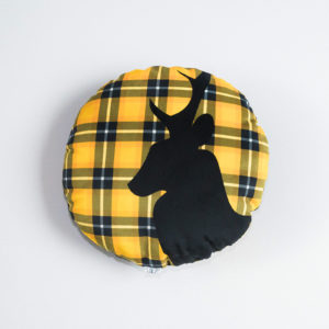 coussin-rond-cerf-jaune-1