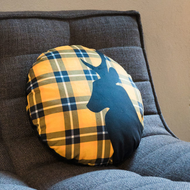 coussin-rond-cerf-jaune-3