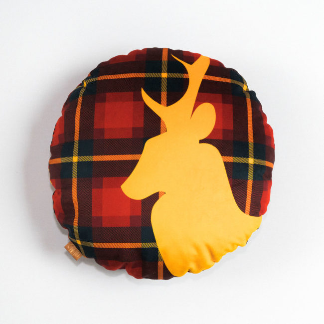 coussin-rond-cerf-rouge-2