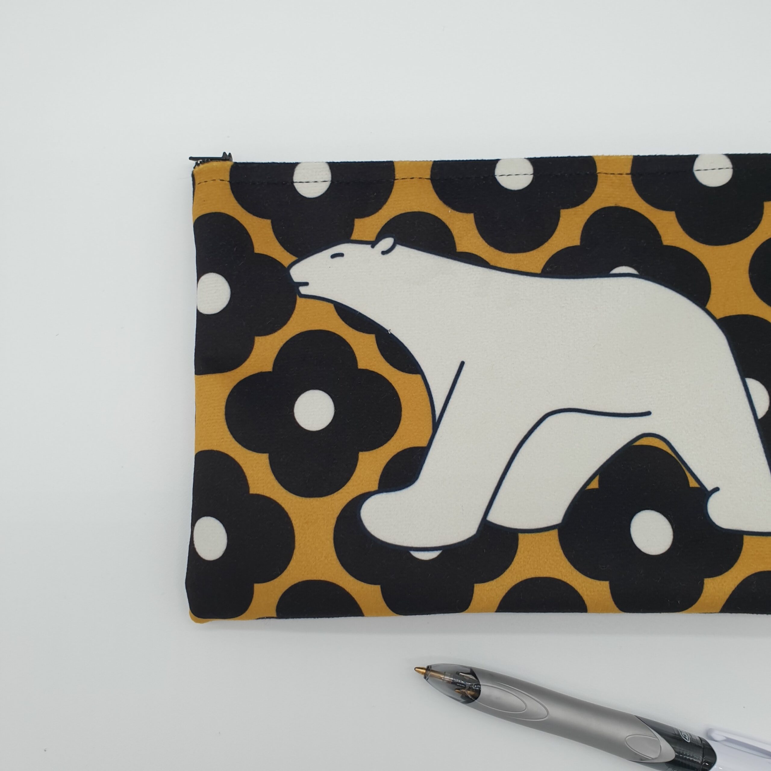 pochette ours pompon