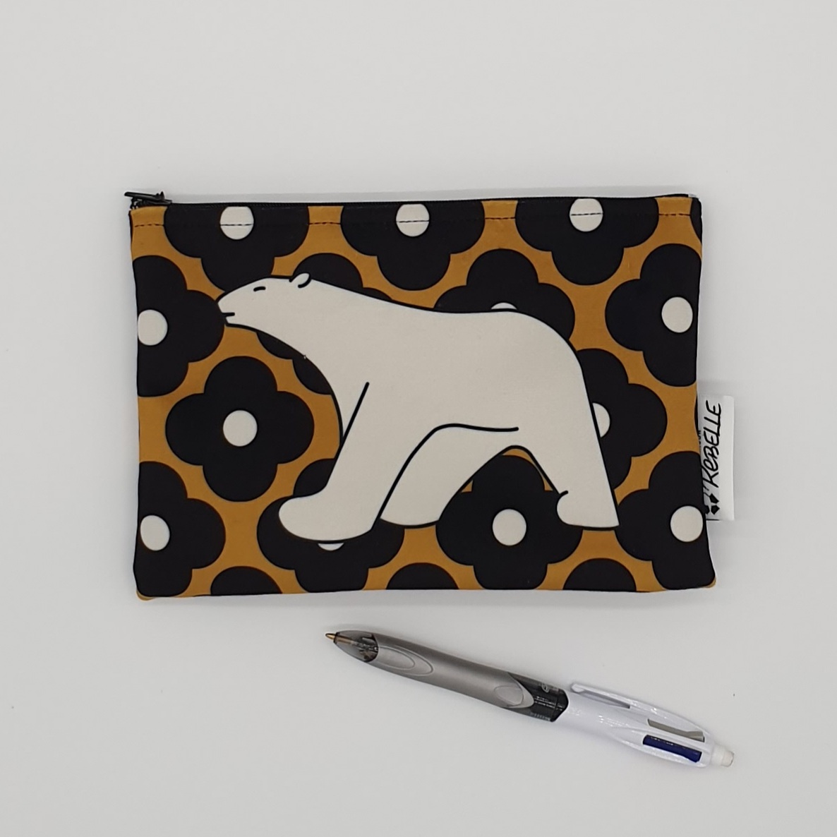 pochette ours pompon