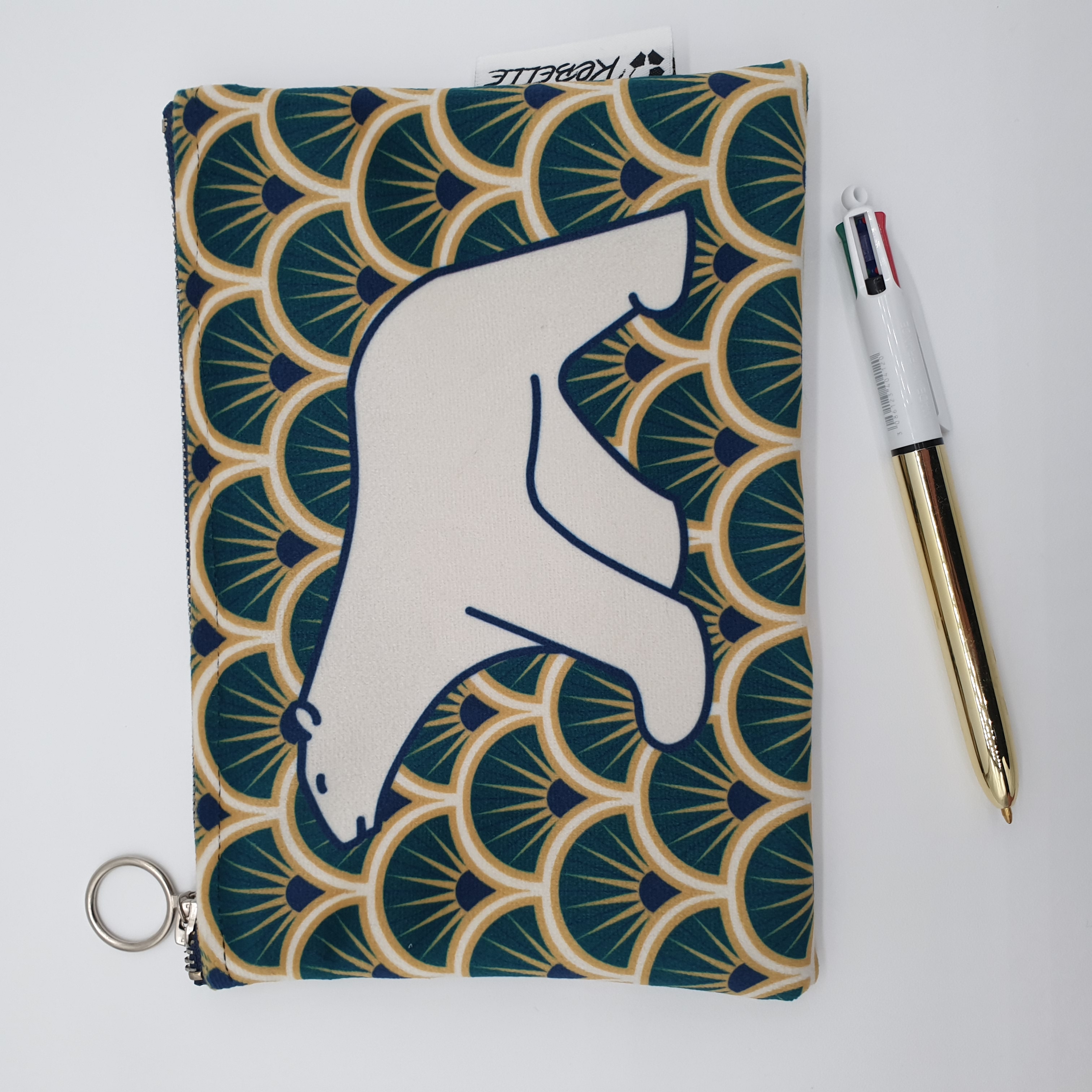 pochette zippée ours pompon