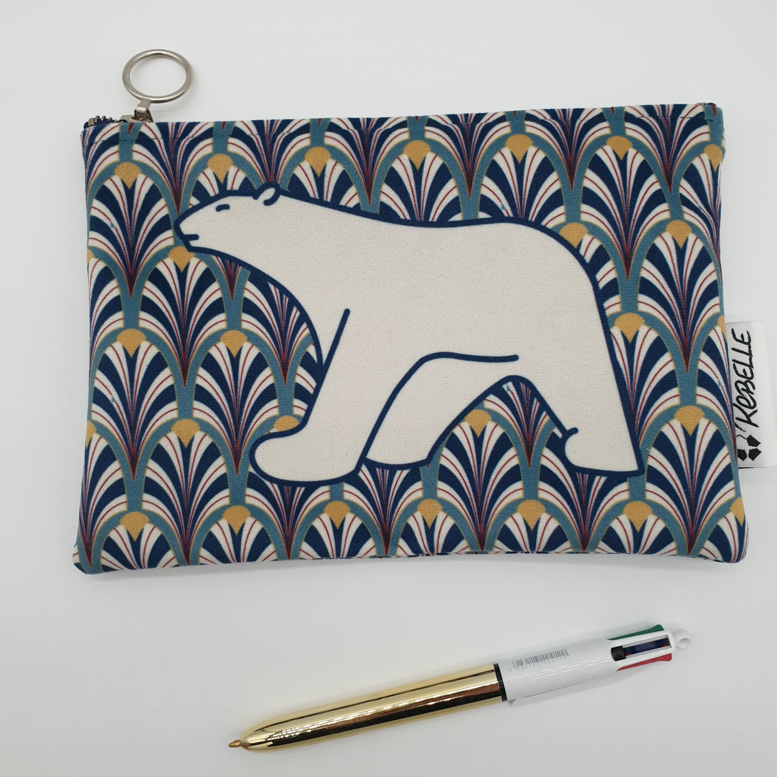 pochette ours pompon