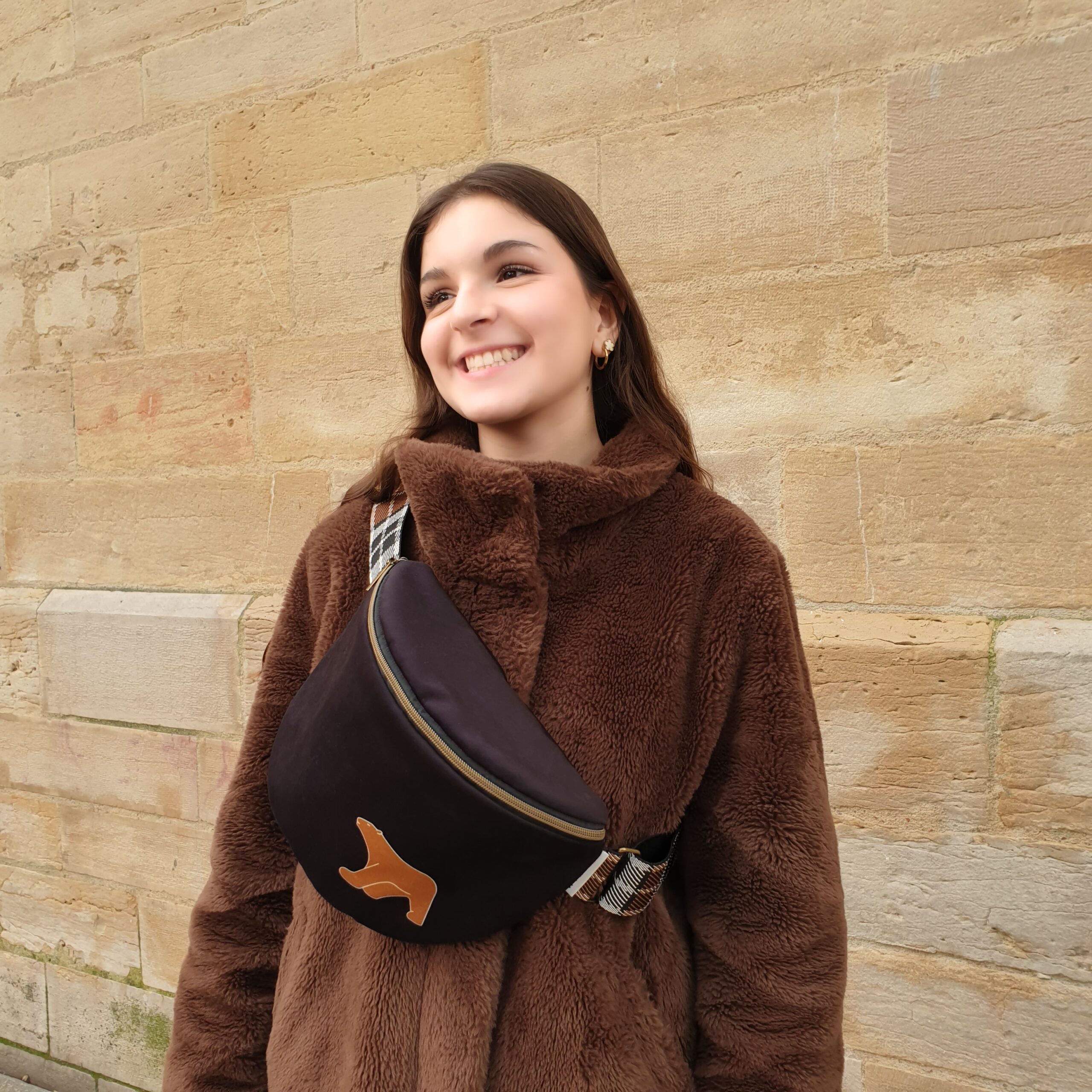 sac banane velours ours blanc pompon