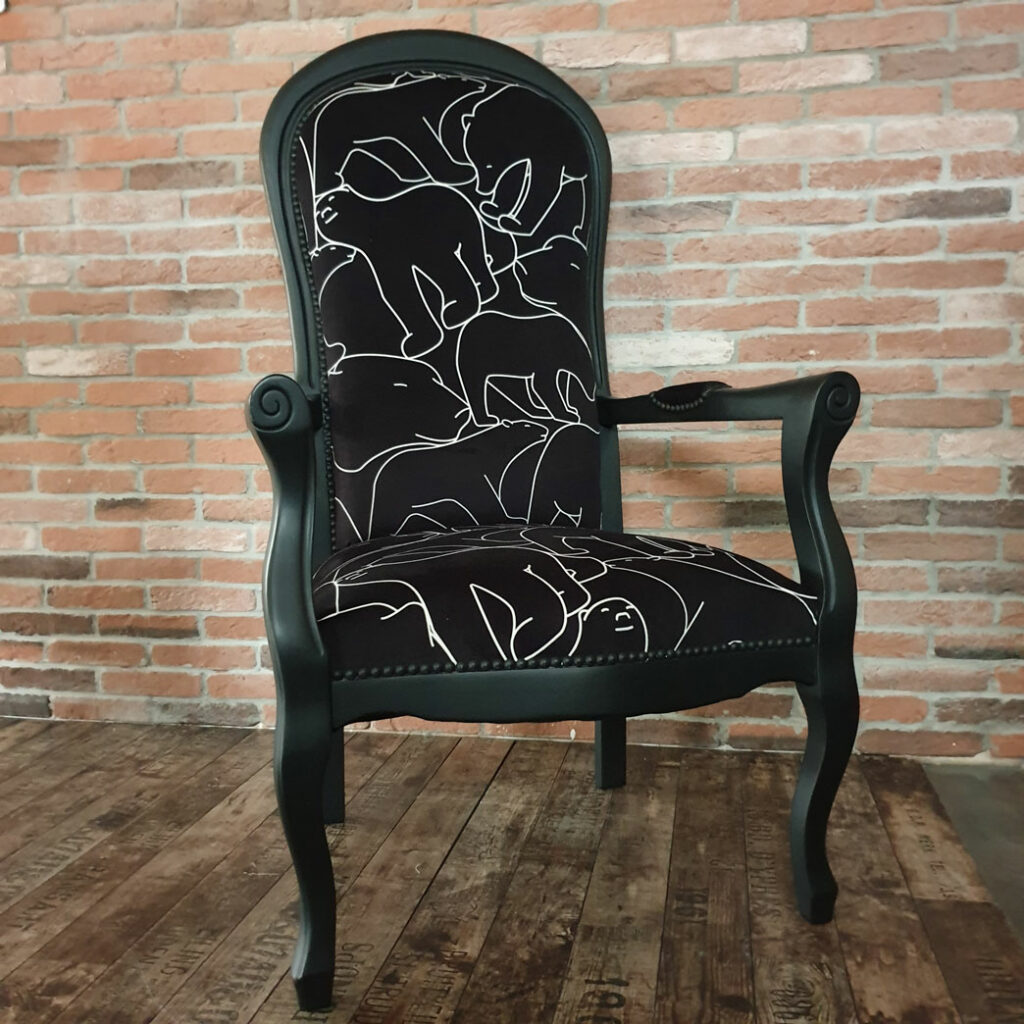 fauteuil voltaire tissu ours pompon