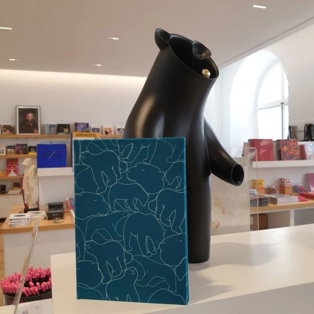 [Carnets couverture velours]
Ces carnets ont été reliés en Côte d'Or. 
Série limitée disponible à la boutique du musée des beaux-arts de Dijon.
Ce lieu magique a été parmi les 1ers à me donner ma chance ... Reconnaissance 🤍
#carnet #ourspompon #francoispompon #dijon #createurfrancais #creatricedijonnaise #atelierdijon #velours #createurtextile #museedijon