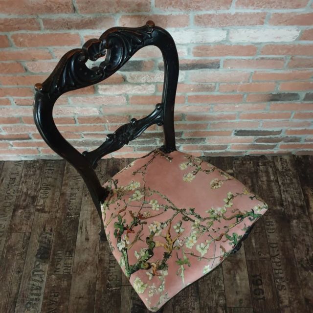 [Fleurs d'amandier version rose poudré]
Cette jolie chaise a revêtu ce joli motif décliné dans une couleur si douce. 
La cliente a choisi des clous noirs mats pour "rebeller" sa chaise. Combinaison réussie non ?
🪑🦩
#vangogh #chaiserelookée #renovationchaise #tapissierdijon #rosepoudré #decorose #tapissierdecorateur