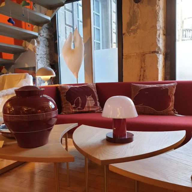 @galerieuneviedereve a été la 1ère boutique à croire en mes créations. C'était il y a 3 ans déjà ! J'ai une pensée particulière pour Bruno et je souhaite à Laurence et son équipe le succès qu'elle  mérite.  La sélection meubles, objets déco et les expositions d'artistes sont juste Waouh ! Bravo 👏 
🐻🛋🪑🖼
#galerieuneviedereve #ourspompon #francoispompon #decouvertecreateur #decosalon #maison_re_belle #coussin