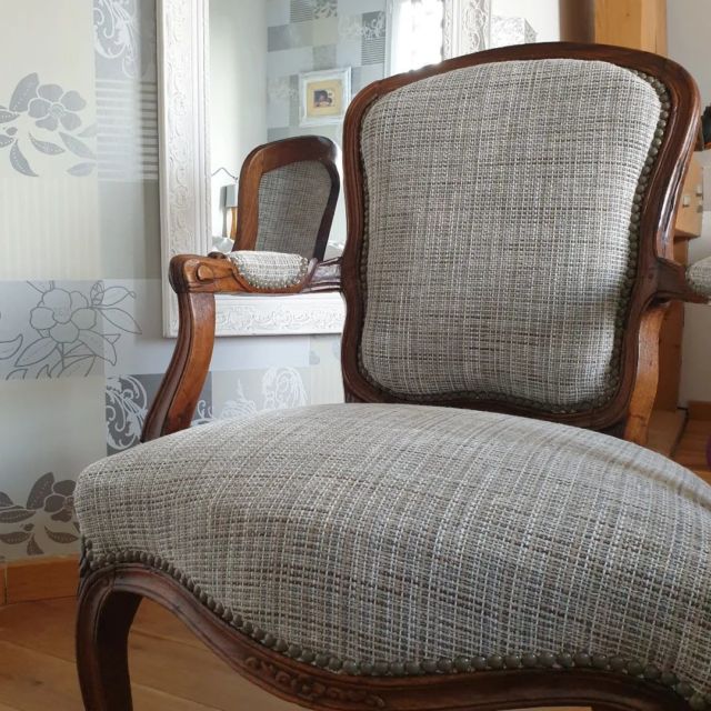 [Cabriolet Louis XV]
Ce joli fauteuil est passé entre les mains de 4 artisans pour se refaire une beauté :
- Aérogommage réalisé par @atelier.elinor àVaroisetChaignot. Brigitte a remis à blanc le bois.
- La carcasse a ensuite fait un tour chez les ébénistes du parc à Dijon. Une consolidation de la structure était nécessaire puis une cire a été appliquée. 
- Le travail de tapisserie a été réalisé à 4 mains. Mon amie Corinne, Tapissière à côté de Mulhouse est venue m'aider quelques jours. Elle a répondu à mon SOS " je ne vais pas tenir les délais" ! 1000 Merci @bergeredevelours 💪❤
- côté solidarité entre Tapissières, je peux toujours compter sur Léa @latelier_kobo. Merci vraiment d'être toujours là pour repondre à mes questions et me prêter des collections. 
Tu es top ❤

En changeant de métier, j'ai fait tellement de belles rencontres ! 

Tissu @casaltissus

#tapissierdecorateur #tapisseriefauteuil #tapissierdijon #fauteuil #FAUTEUILLOUISXV #restaurationfauteuil