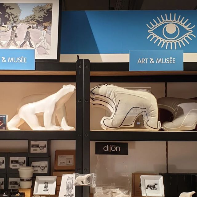Symétrie d'ours au corner "l'œil de Dijon" des Galeries Lafayette !
Le corner a déménagé au 1er étage. Vous y trouverez le plein d'idées cadeaux d'origine locale. 
Je viens de faire un réassort alors si vous voulez du choix, c'est maintenant !
🐻🧸🤍🤍
#galerieslafayettedijon #ourspompon #francoispompon #oursblanc #createurdijonnais #oursblanc #maison_re_belle