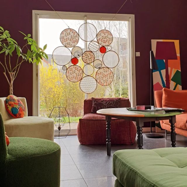 Il y a dans cette photo un résumé de mes activités :
- la tapisserie fauteuils 
- les coussins 
- la lampe tableau 
- le brise-vue 
Mon entreprise a soufflé ses 4 bougies 
🕯🕯🕯🕯.... Déjà !!
4 années riches avec vous à mes côtés 
❤ 💕MERCI 💕 ❤