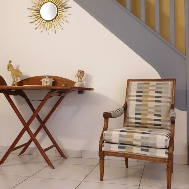 Prestation tapisserie : les rayures et les carreaux sont difficiles à placer mais ça valait le coup de s'appliquer !

#tapisseriefauteuil #tissuromo #romo #tapissierdijon #fauteuil