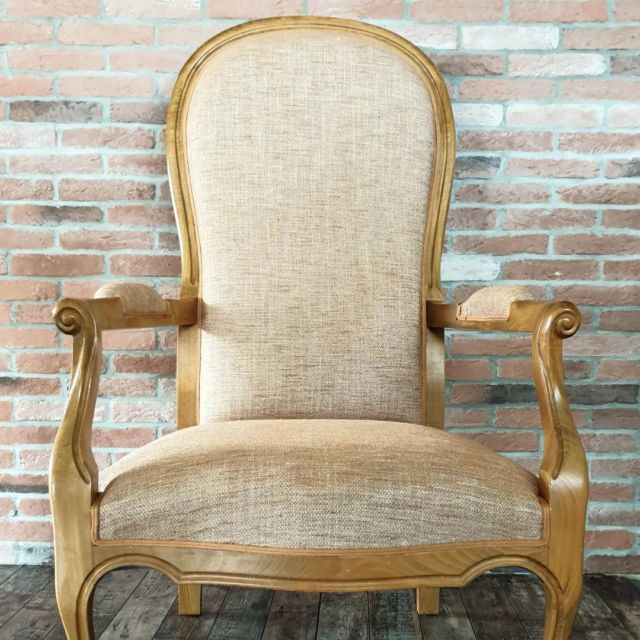 [Renovation d'un Voltaire]
Camaïeu de couleurs tout en douceur
Belle matière du tissu luciano marcato @casaltissus + discrétion du galon @plume.et.laine = ÉLÉGANCE 
...il y a toujours un coussin Maison ReBelle qui s'accorde !
#tapisseriefauteuil #tapissierdijon #tapissierdecorateur #artisandijon #artisanat #lucianomarcato #plumeetlaine #maison_re_belle