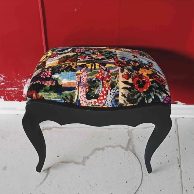 [Le kitsch c'est chic]
C'est un peu mon péché mignon ces tapisseries !
Petite, j'en faisais avec ma mère et ma mamie.
Bon j'avoue, j'allais rarement jusqu'au bout !
J'ai craqué pour ce tissu d'Odile Bailloeul 
Tabouret repose-pied trouvé sur le bon coin : bois peint en noir, garnissage refait à neuf.
@odilebailloeul merci pour ce beau tissu !
Alors, kitsch ou chic ?!
#reposepied #tabouret #odilebailloeul #tapissierdijon #upcyclingdeco #DIY #createurfrancais #creatrice