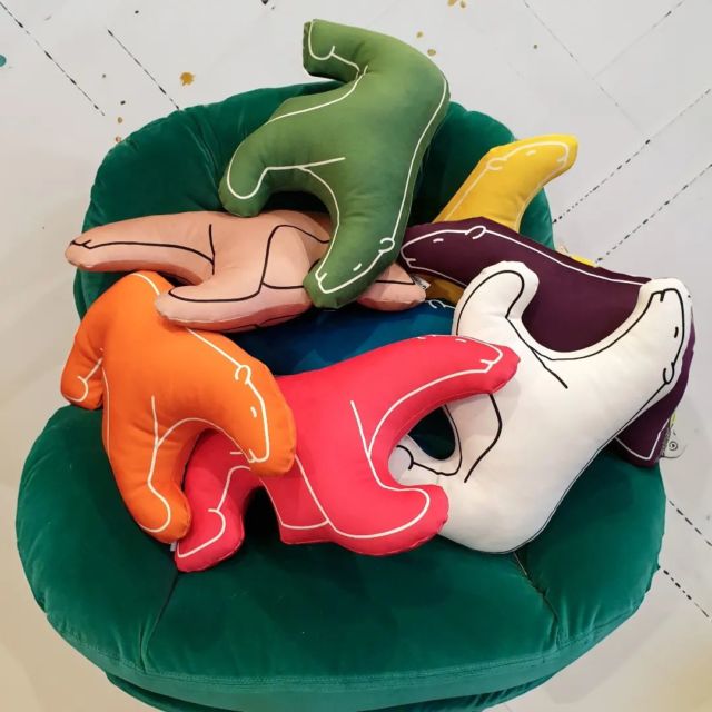 [Méli-mélo d'ours]
Les cousins silhouettes se déclinent en une multitude de couleurs !
Couleur sur mesure sur commande 
A retrouver chez @mahasiahdijon @galerieslafayette_dijon et à l'office de tourisme Dijon
#ourspompon #francoispompon #Destinationdijon #createurfrancais #createurdijonnais #creatricefrancaise #exclusivedesign #creationtextile #coussin #coussin