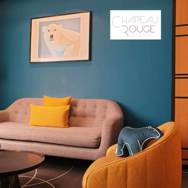 [Les ours au salon du Chapeau Rouge]
Les coussins silhouettes se détendent et vous accueillent au salon du restaurant ⭐⭐ de William Frachot. Pas de doute, ils sont heureux dans cet espace design et chaleureux. 
Merci @chapeaurougedijon @frachotwilliam pour cette belle vitrine !
#chapeaurouge #ourspompon #dijontourisme #coussinvelours #createurtextile #createurfrancais 
#francoispompon