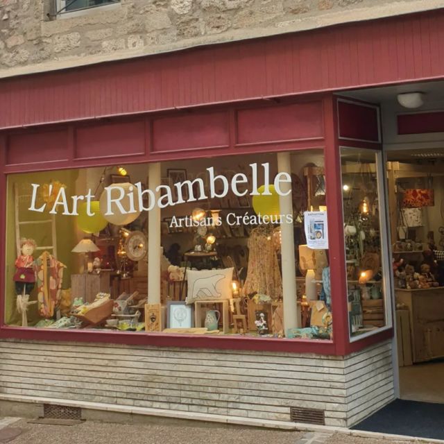 [La boutique @lart_ribambelle invite Maison ReBelle]
Voilà un partenariat idéal pour faire rimer des vers 😉
Merci à Nathalie de m'accueillir dans sa boutique idéalement située à côté du @museepompon.
Elle offre à de nombreux créateurs un lieu d'exposition chaleureux. Venez les découvrir !
Petit conseil : le marché du samedi matin à Saulieu est top 😉. Et du 8 au 13 mai, ce sont les journées gourmandes 🍾🍽🍷🥂🥃
#villedesaulieu #lartribambelle #maison_re_belle #createurfrancais #createurdijonnais #createurbourgogne