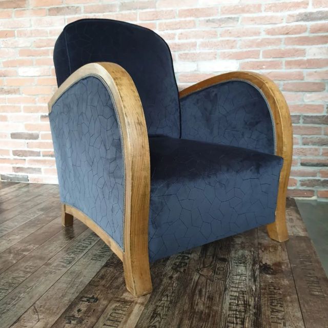 [Les années 20 sont folles...]
Au XXème siècle, elles ont donné naissance au fauteuil studio. En plus d'être beau, il est très confortable. 
Les clients ont choisi le tissu capron de chez @casaltissus. Cette couleur graphite s'accorde parfaitement avec le bois patiné.
J'ai fait une belle rencontre et j'ai adoré relooké le fauteuil de l'arrière grand-mère. C'est tellement gratifiant de faire plaisir !
#tapissierdecorateur #casal #renovationfauteui
#tapissierdijon #tapissierameublement #fauteuil #fauteuilstudio #maison_re_belle