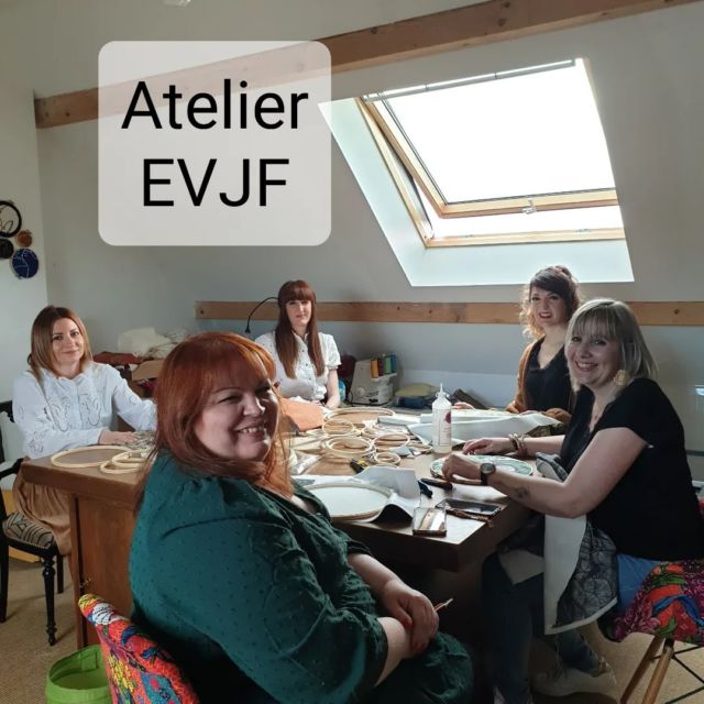 [Mon 1er atelier EVJF]
Hier à l'atelier, c'était l'enterrement de vie de jeune fille d'Aurélie. Les 5 amies ont chacune créé leur déco murale. La créativité a fusé. Merci les filles pour ce beau moment de partage ❤
#ateliercreatifdijon #EVJF #evjfdijon #diydijon