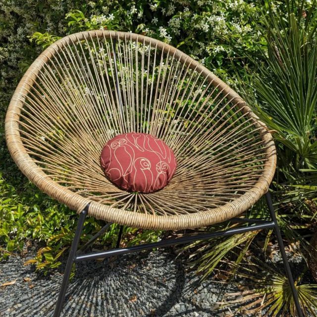 [Rendre son salon de jardin unique]
Ce fauteuil Acapulco est très connu.
Sa forme évoque vraiment la zen attitude. 
On m'a commandé des petits coussins ronds et un cale-rein pour rendre le salon encore plus confortable. 
Le trait des chouettes s'harmonise très bien avec la ficelle des assises. 
Motif Traits chouettes imprimé sur toile pour extérieur. 
Qu'en pensez vous ?
#salonexterieur #fauteuilacapulco #createurfrancais #tissuchouette #coussinexterieur #outdoor #decoterrasse #creatricedijonnaise