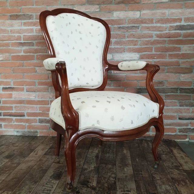 Le fauteuil cabriolet de l'arrière grand-mère a revêtu un joli tissu brodé.  Le coloris crème met en valeur le bois. Bravo à ma cliente pour son choix !
Tissu @romo_fabrics @zinctextile
#fauteuilcabriolet #artisantapissier #tapissierdecorateur #tapisserieameublement #artisandijon #renovationfauteui