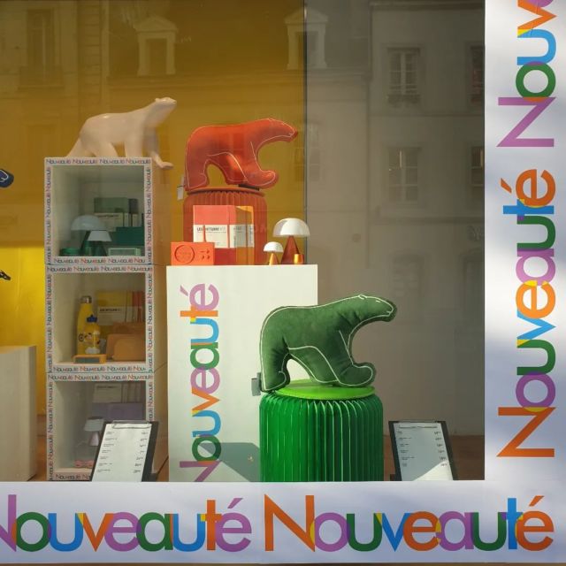 [Maison ReBelle dans la nouvelle vitrine des Galeries Lafayette]
Les decorateurs du grand magasin ont agencé une superbe vitrine pour présenter les nouveautés du sous-sol.  Allez découvrir ce nouvel espace !
Elle m'a émue cette vitrine 😊  merci les Galeries 💕
#galerieslafayettedijon #maison_re_belle #decouvertecreateur #decorationinterieur #francoispompon #ourspompon