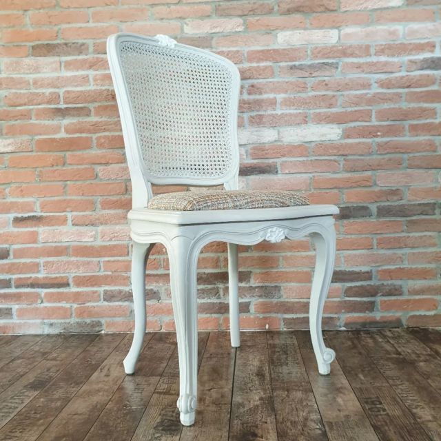 [Métamorphose]
4 chaises cannées ont changé de look et de confort !
Merci à @atelier.elinor pour.le beau travail de peinture.
La cliente m'a commandé un jeté de canapé assorti aux assises. Ça va être canon !
#tapissierdijon #chaisecannée