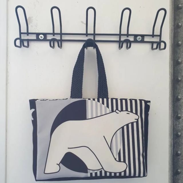 [Nouveau modèle de sac]
Fermeture aimantée, réversible 
Intérieur motif pied de poule
Lavable 30°
Tout mignon, à porter à la main
Est-ce qu'il vous plait ?
Je l'ai décliné en plusieurs coloris. 
#francoispompon #createurfrancais #createurdijonnais #sacreversible #maison_re_belle