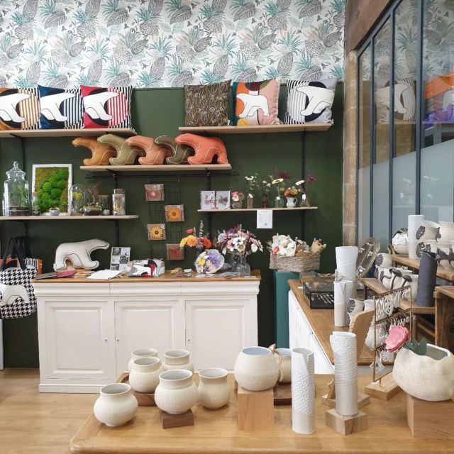 [Nouvelle boutique de créateurs]
En plein coeur de Dijon, 17 rue Amiral Roussin
8 artisans permanents (dont moi! ☺) qui tiennent la boutique
10 artisans termporaires renouvelés tous les 3 mois
On vous accueille :
Lundi 14H-19H
Mardi 11H-19H
Jeudi 11H-19H
Vendredi 11H-19H
Samedi 10H-19H
#createurdijonnais #maison_re_belle #jaimedijon #Destinationdijon