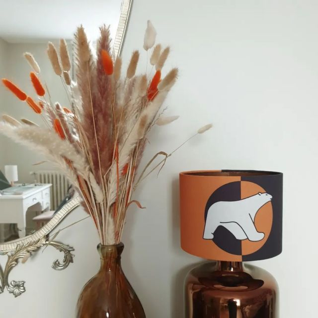 NOUVEAUTÉ  Abat-jour !
Je reviens d'une super formation auprès de Céline @plumesvolumes. J'y ai appris à fabriquer les abat-jours. 🧡 merci Céline 🧡
J'adore cette nouvelle activité et j'ai hâte de vous présenter les 1ers modèles. 
Voici le tout premier. Tissu exclusif @maison_re_belle
Réalisation sur mesure possible 
Qu'en pensez vous ?
#abatjoursurmesure #abatjour #oursdecoratif #francoispompon #ourspompon #atelierdijonnais