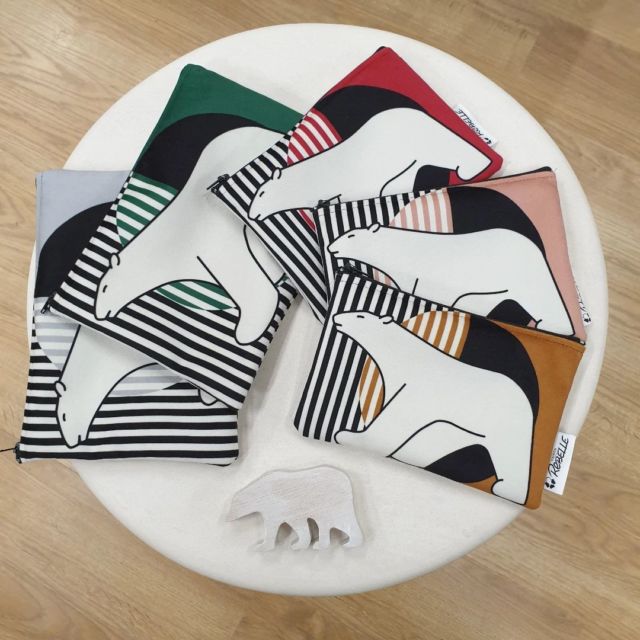 [Trousses ours]
Ces mignonneries vous attendent chez @lespepitesdijon.
Plusieurs coloris disponibles 
2 formats :  14 x 20 cm et 17 x 24 cm
18 € et 22 €
Bientôt disponibles sur mon site
#francoispompon #trousse #createurfrancais 
#ourspompon