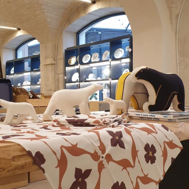 [Maison ReBelle à la cité de la gastronomie de Dijon]
Si vous poussez la porte de la boutique de la @dijon_citegastronomie, vous trouverez une belle sélection de produits rendant hommage à notre région. 
Mes torchons et coussins silhouette ours y ont été accueillis.... je suis ravie !
Merci pour cette belle table de présentation 🐻🤍🦉
#citegastronomiedijon #ilovedijon #dijontourisme #ourspompon #chouettededijon #chouettepompon