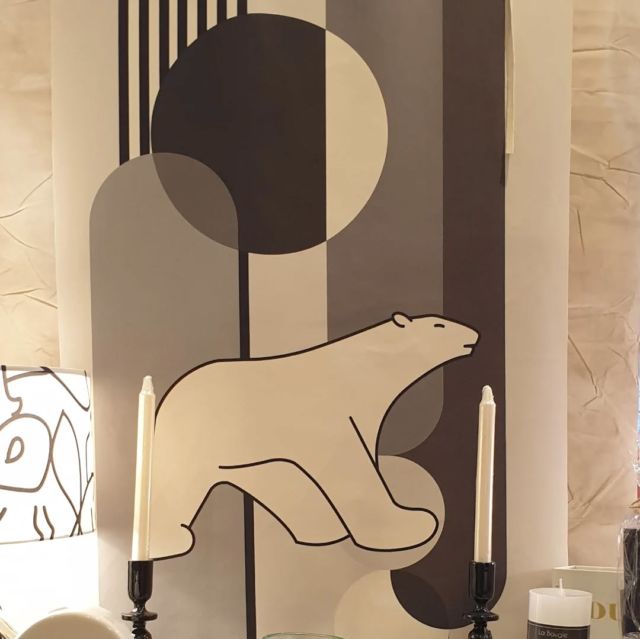 [NOUVEAU]
Depuis quelques semaines, je propose des panneaux muraux chez @lespepitesdijon  et @mahasiahdijon. Il existe 3 formats et des teintes différentes. 
Le modèle présenté mesure 70 x 110 cm.
Tissu velours 
Qu'en pensez vous ?
#panneaumural #panneaumuraldecoratif #decorationmurale #decoours #ourspompon #francoispompon