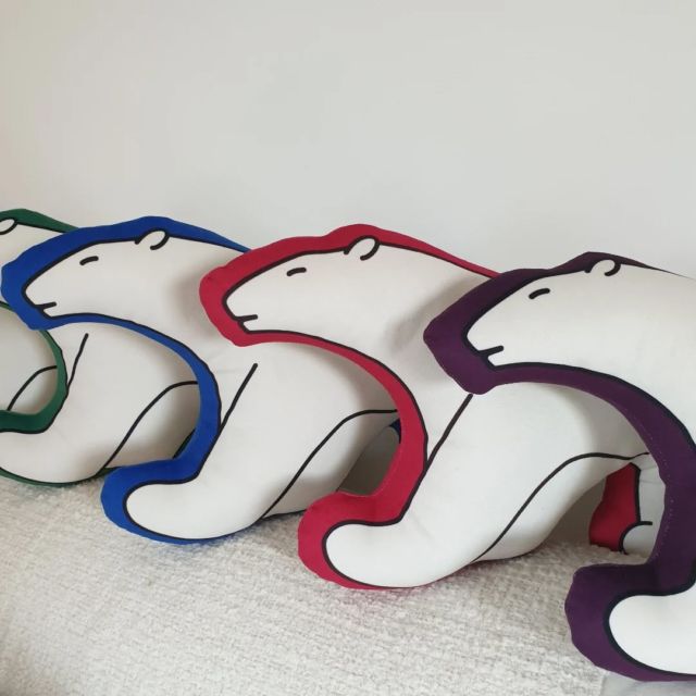 [L'ours en voit de toutes les couleurs]
Voici une variante de mes coussins silhouettes : l'ours est blanc, seul le contour prend de jolies couleurs. 
Pour moi, cette version met davantage en valeur l'ours blanc.
Et vous, qu'en pensez vous ?
🐻❤🧡💛💚💙💜💟
#ourspompon #coussin #coussinours #francoispompon #maison_re_belle