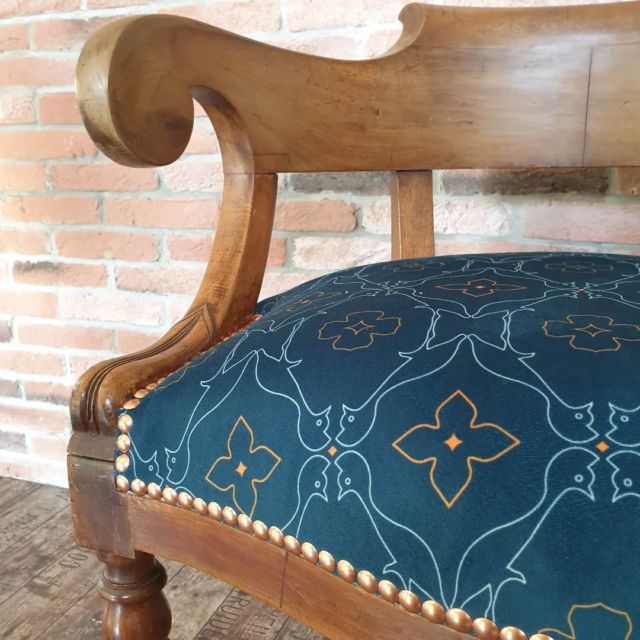 [Motif grue couronnée]
Mes clients m'ont fait l'immense plaisir de choisir un motif Traits Pompon pour la rénovation de leur fauteuil. 
La couleur des clous nous a paru parfaite.
Tout est dans le détail !
Merci pour votre confiance Maryse et Philippe 
#francoispompon #gruecouronnée #tapissierdecorateur #maison_re_belle #velours #artisandijon