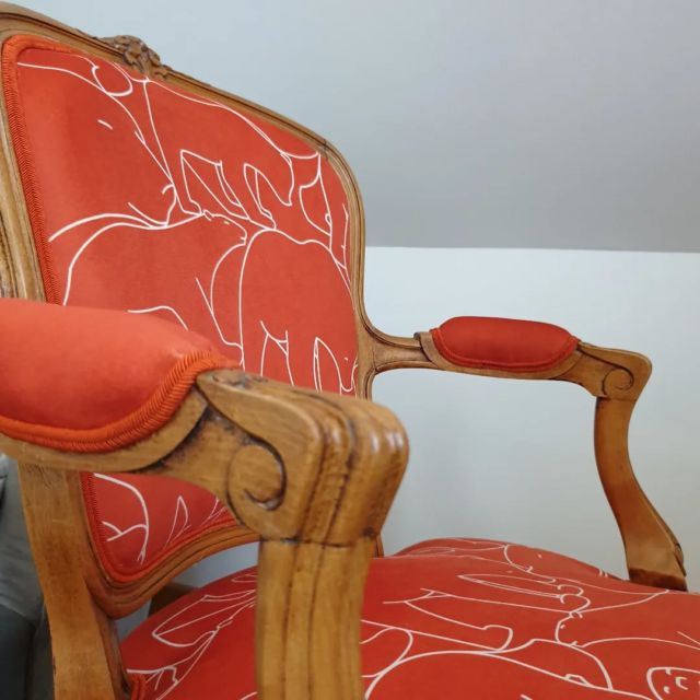 C'est pour moi le plus grand plaisir quand les clients choisissent un tissu Maison ReBelle pour relooker leur fauteuil.
La couleur peut être personnalisée (nuancier avec grand choix de couleurs).
Et toujours l'accord idéal avec le galon ou les clous de finition !

#tapisseriefauteuil #tapissierdijon #renovationfauteui #renovationfauteuil #velours #oursdecoratif #francoispompon #ourspompon #maison_re_belle