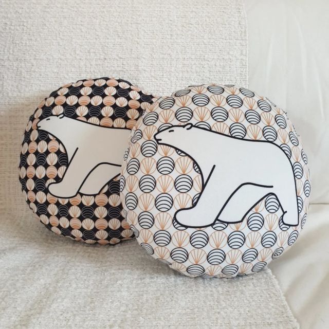 Des petits coussins, tout en rondeurs... comme l'ours blanc !
Modèles disponibles chez @lespepitesdijon, à la boutique du musée des beaux-arts,  à l'office de tourisme Dijon et chez @mahasiahdijon

#francoispompon #oursfrançoispompon #oursblanc #createurfrancais #maison_re_belle #coussinvelours #coussinours